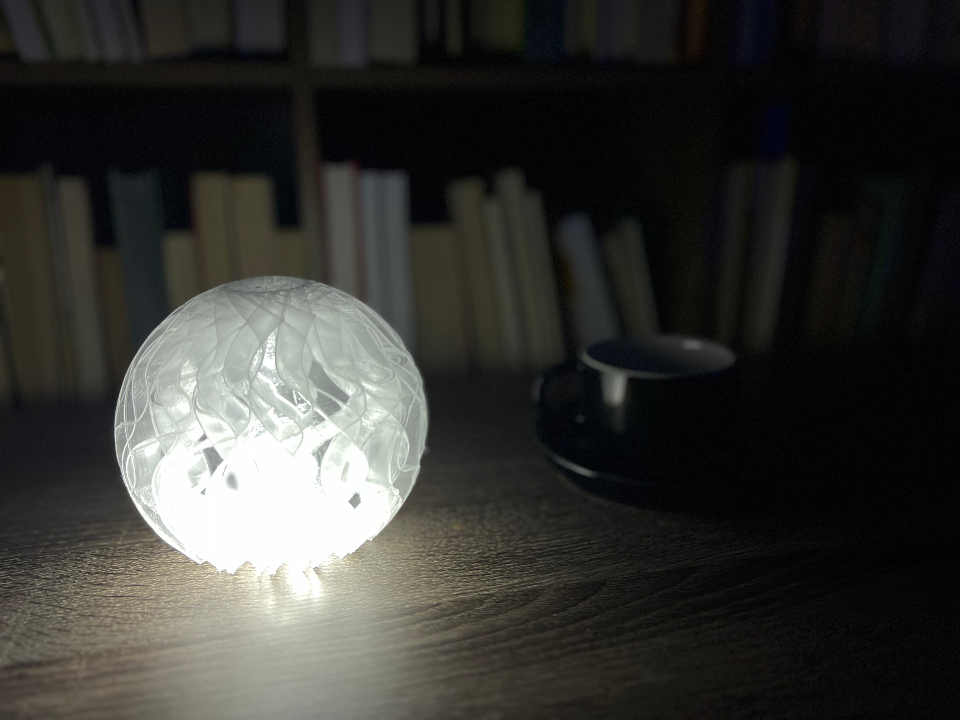 Lámpara de Mesa “Bruma” · Esfera Entretejida Traslúcida