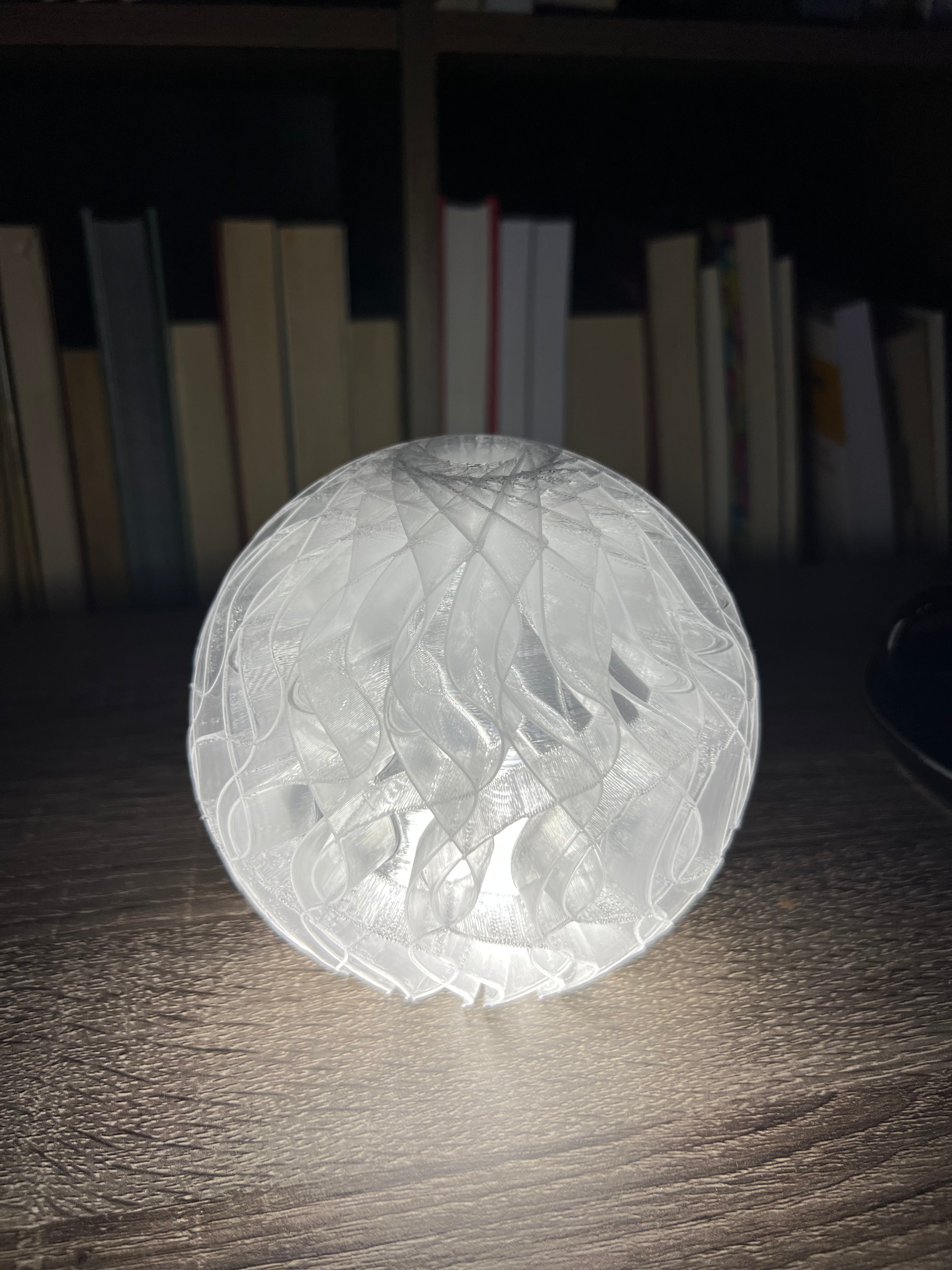 Lámpara de Mesa “Bruma” · Esfera Entretejida Traslúcida