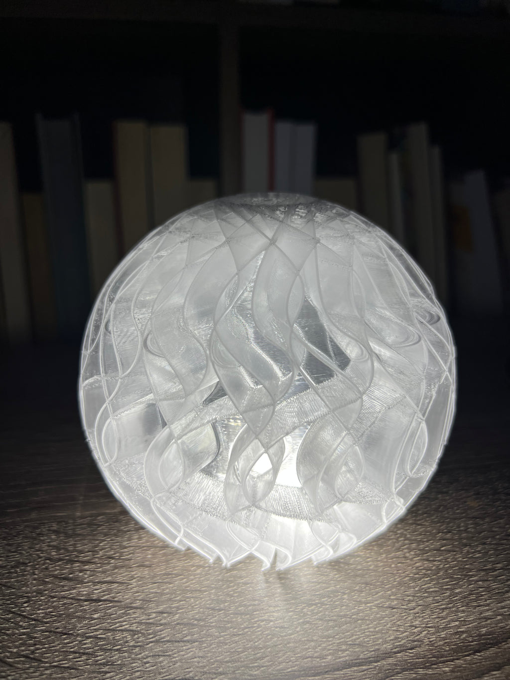 Lámpara de Mesa “Bruma” · Esfera Entretejida Traslúcida