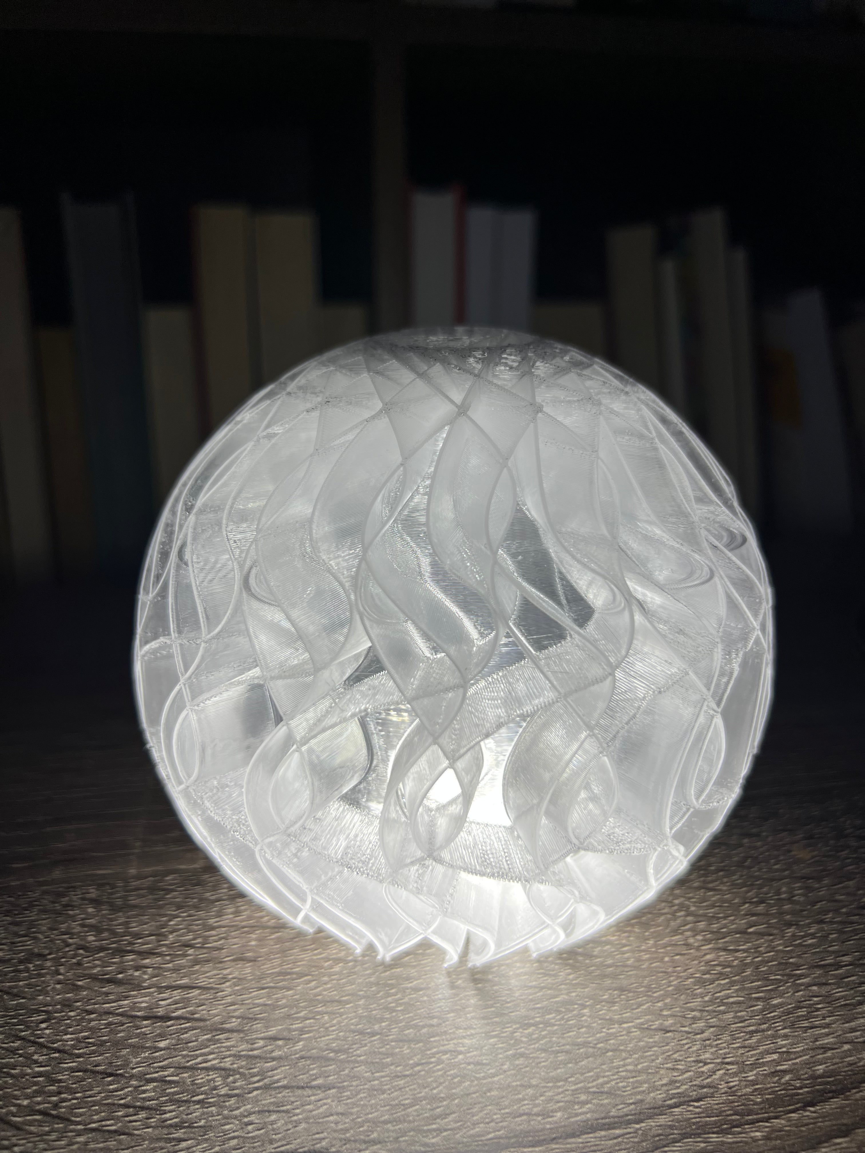 Lámpara de Mesa “Bruma” · Esfera Entretejida Traslúcida