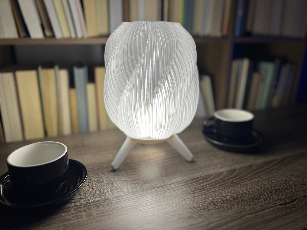 Lámpara de Mesa “Vórtice” · Pantalla Trenzada Traslúcida y Trípode Blanco