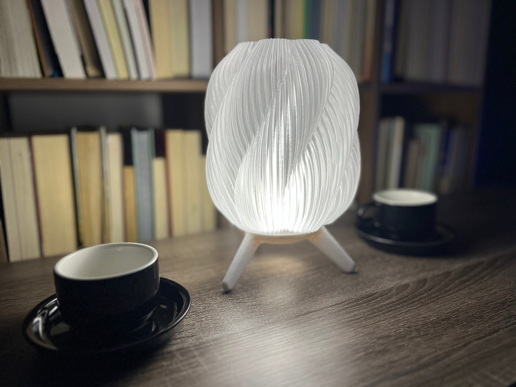 Lámpara de Mesa “Vórtice” · Pantalla Trenzada Traslúcida y Trípode Blanco
