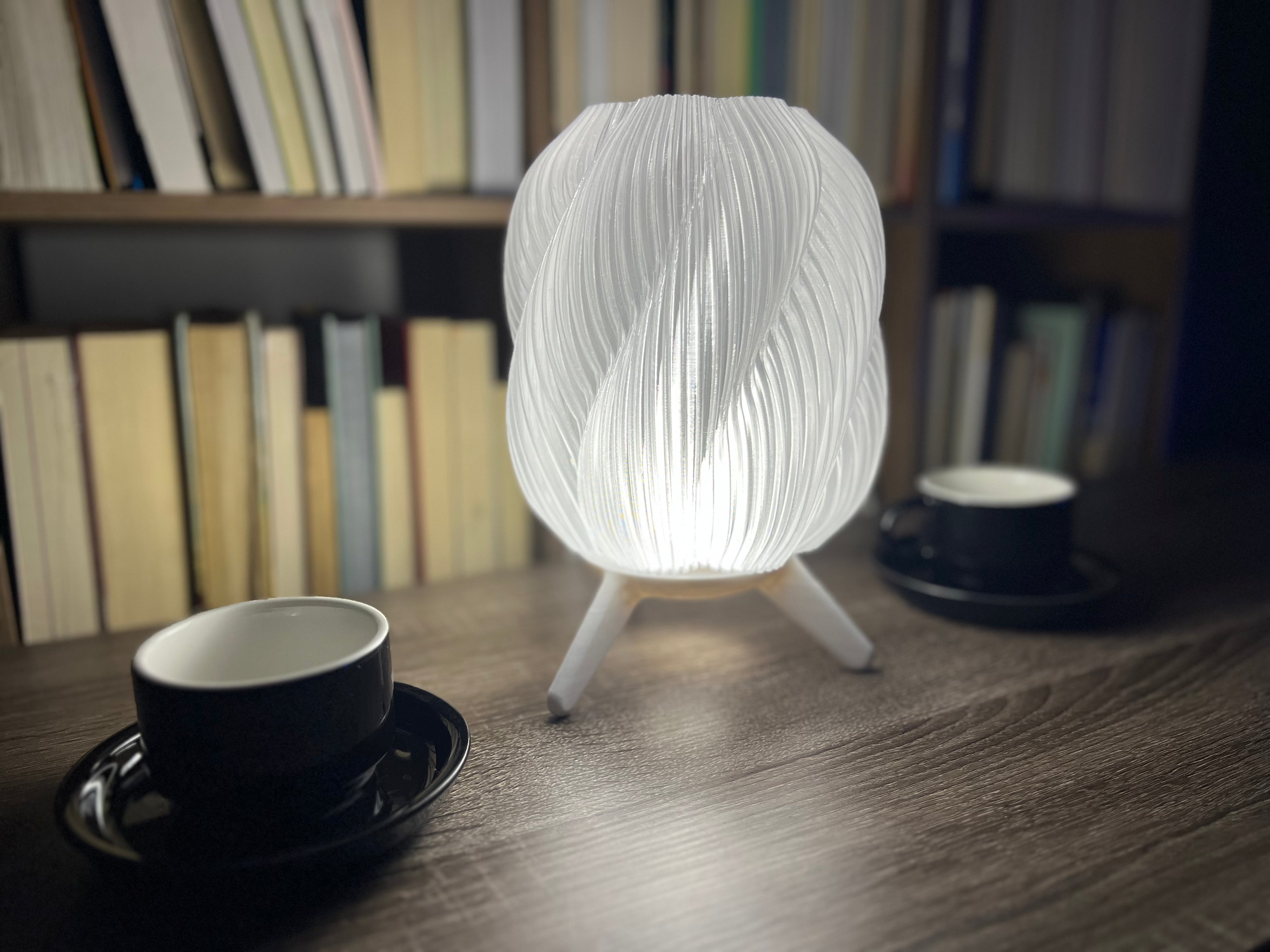 Lámpara de Mesa “Vórtice” · Pantalla Trenzada Traslúcida y Trípode Blanco