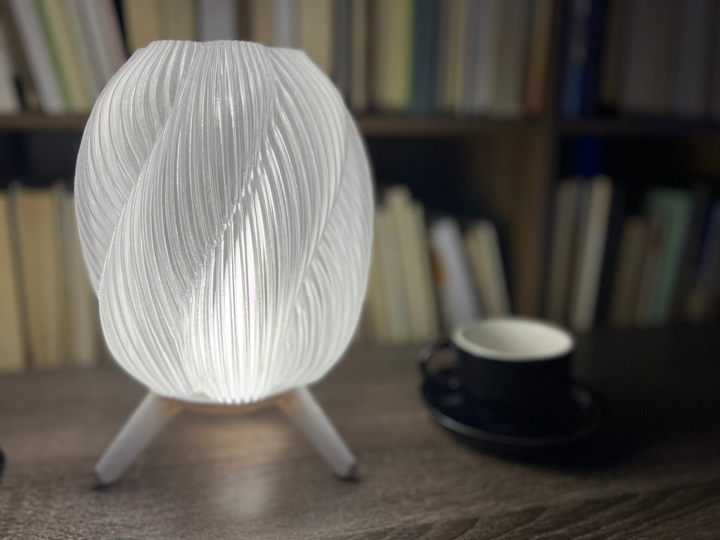 Lámpara de Mesa “Vórtice” · Pantalla Trenzada Traslúcida y Trípode Blanco