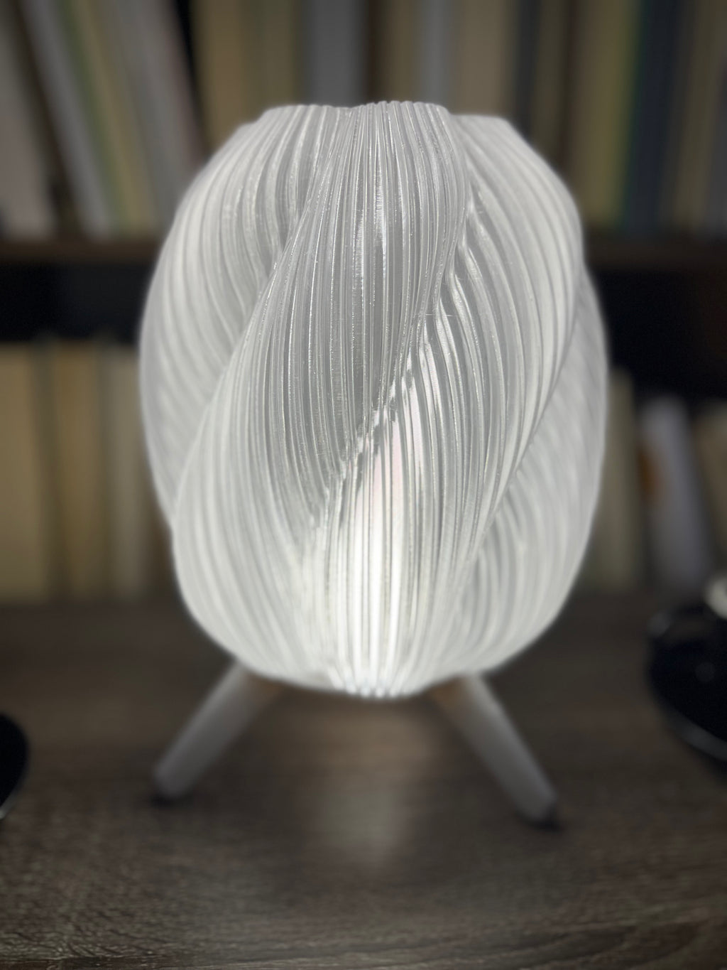 Lámpara de Mesa “Vórtice” · Pantalla Trenzada Traslúcida y Trípode Blanco