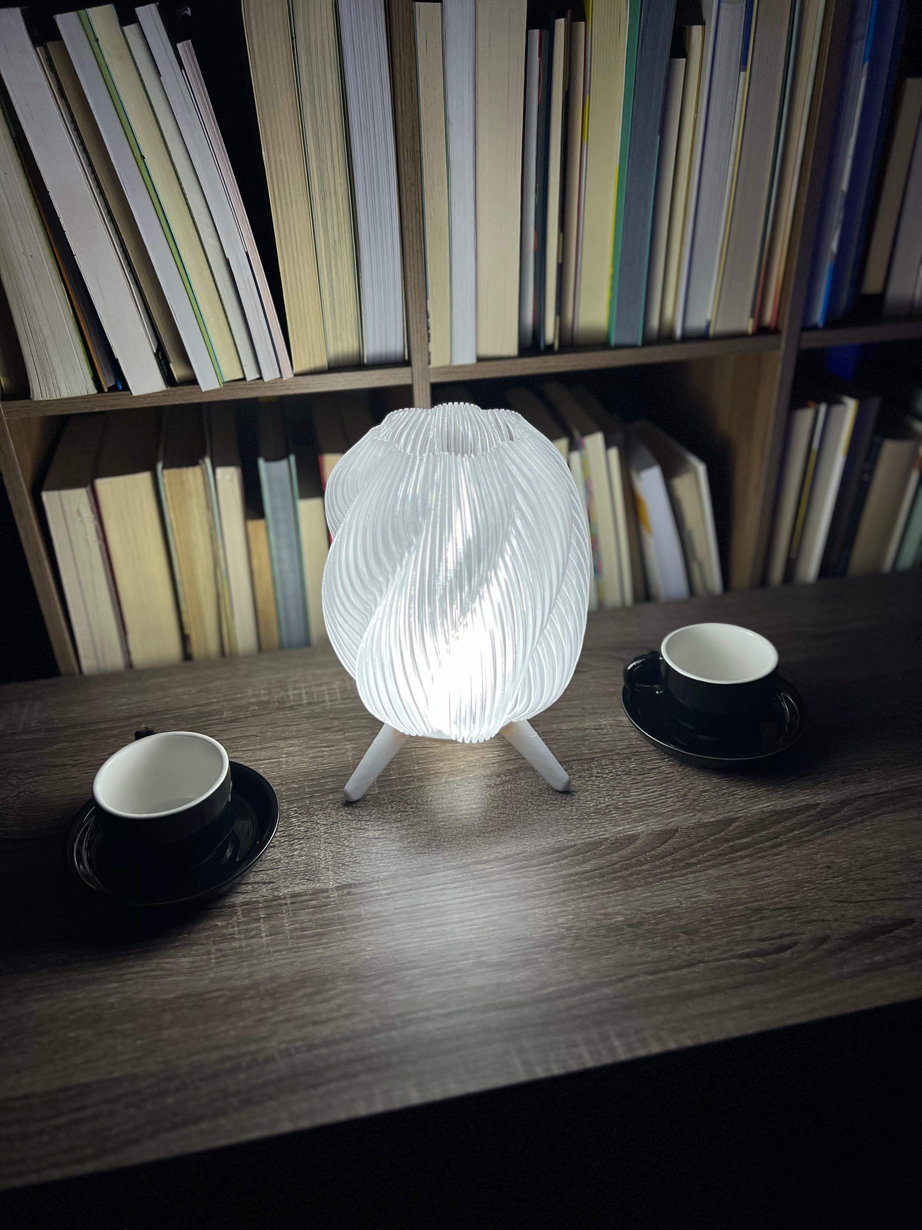 Lámpara de Mesa “Vórtice” · Pantalla Trenzada Traslúcida y Trípode Blanco
