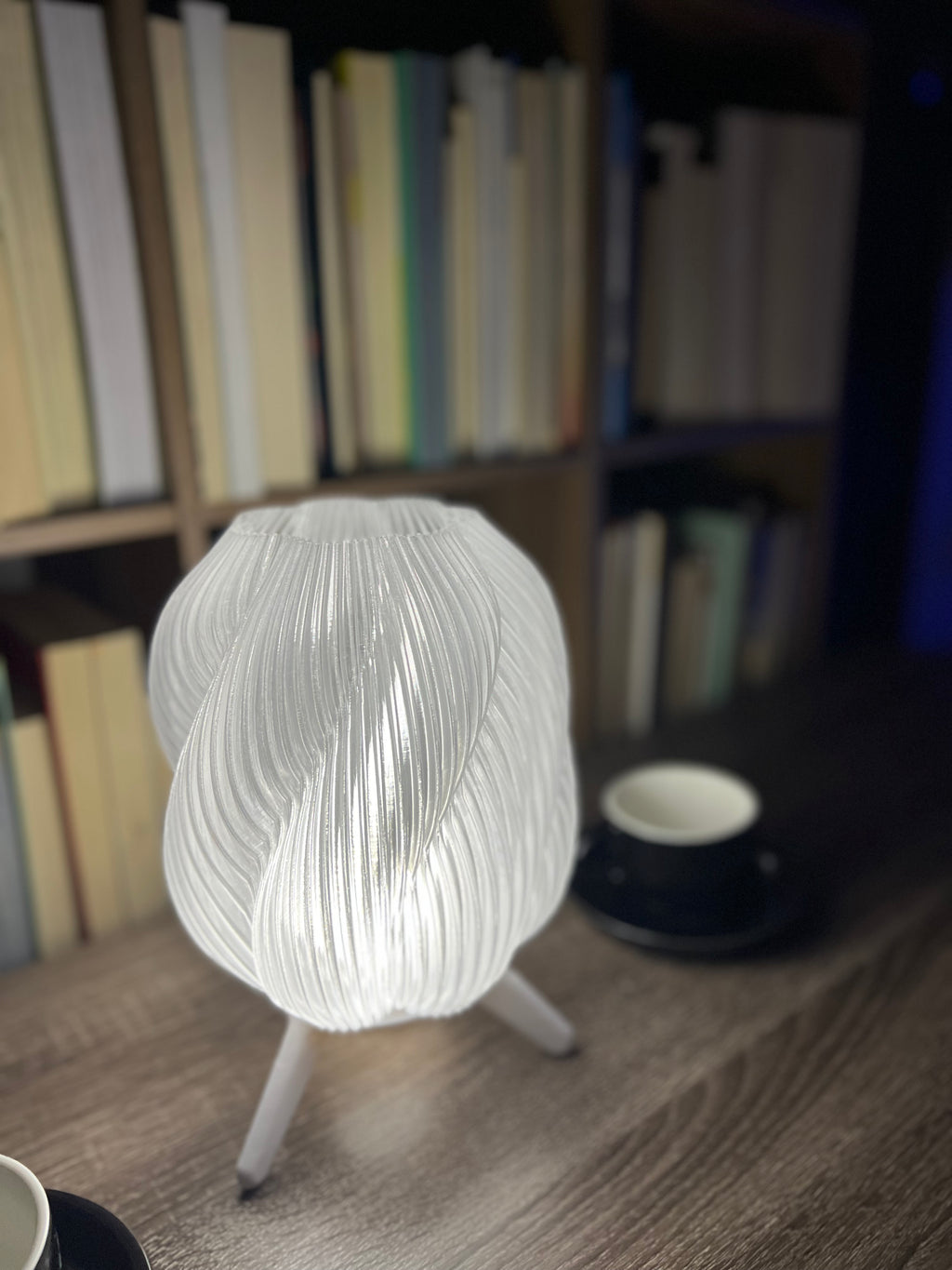 Lámpara de Mesa “Vórtice” · Pantalla Trenzada Traslúcida y Trípode Blanco
