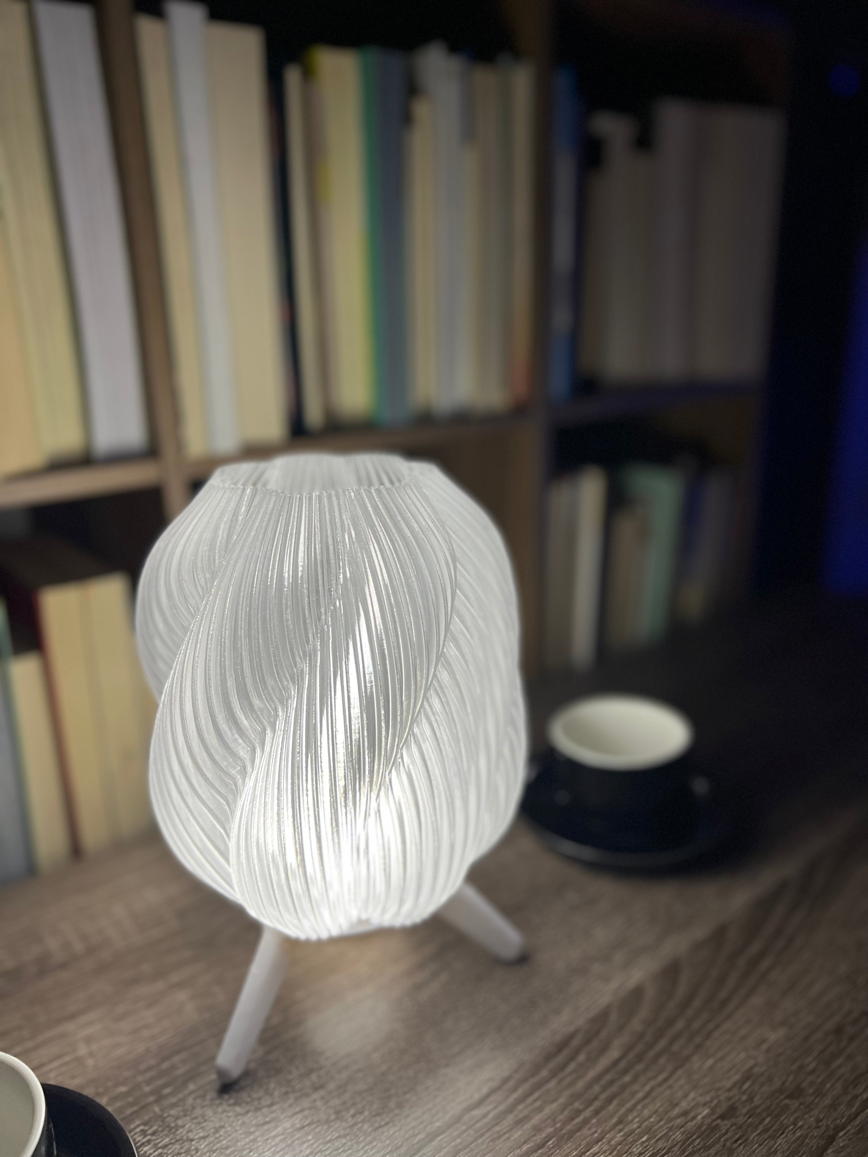 Lámpara de Mesa “Vórtice” · Pantalla Trenzada Traslúcida y Trípode Blanco